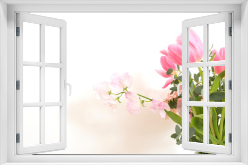 Fototapeta Naklejka Na Ścianę Okno 3D - ピンク系の花とグリーン　部屋　白壁　白背景　室内　屋内　自然光　余白　ホワイトスペース　コピースペース　文字スペース　横　背景素材　背景　グラフィック素材　　白　緑　ピンク　春　季節　スイートピー