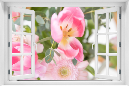 Fototapeta Naklejka Na Ścianę Okno 3D - ピンクの花　アップ　クローズアップ　ピンク系の花とグリーン　素材　室内　屋内　自然光　ホワイトスペース　コピースペース　文字スペース　横　背景素材　背景　グラフィック素材　　白　緑　ピンク　春　季節　スイートピー