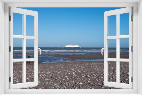 Fototapeta Naklejka Na Ścianę Okno 3D - Car-ferry vu de la plage de Sangatte