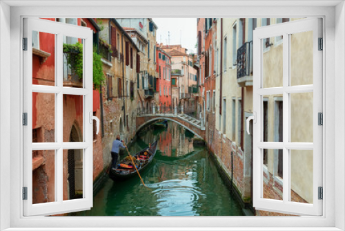 Fototapeta Naklejka Na Ścianę Okno 3D - A beautiful photo of the canals of Venice through which gondolas walk and carry tourists