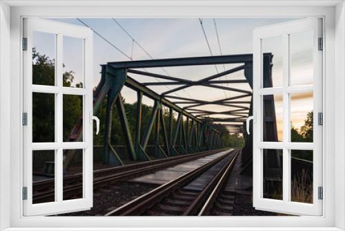 Fototapeta Naklejka Na Ścianę Okno 3D - Bahnbrücke am Morgen