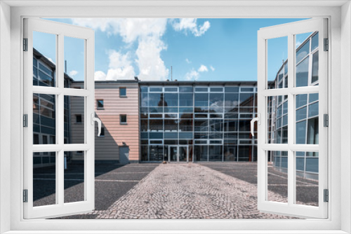 Fototapeta Naklejka Na Ścianę Okno 3D - Amtsgericht in Pirna Haus mit Glasfassade und blauer Himmel