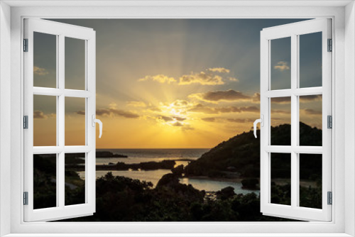 Fototapeta Naklejka Na Ścianę Okno 3D - 宮古島の観光スポット「イムギャーガーデン」の晴れた日の夕焼けの風景