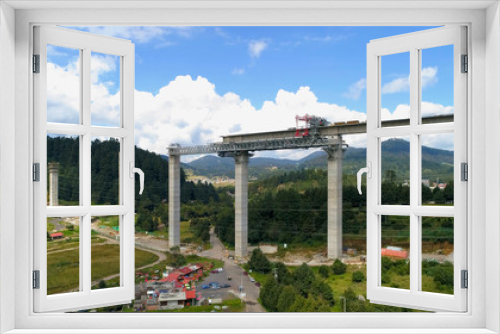 Fototapeta Naklejka Na Ścianę Okno 3D - Puente elevado en construcción