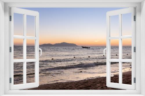 Fototapeta Naklejka Na Ścianę Okno 3D - Red sea beach at sunrise