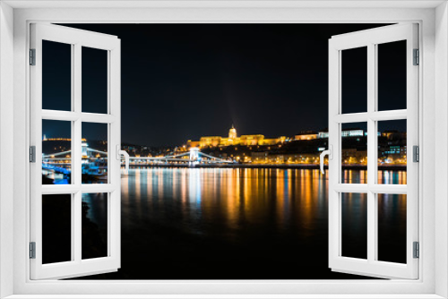 Fototapeta Naklejka Na Ścianę Okno 3D - Paisaje nocturno del río Danubio con el castillo de Buda detrás