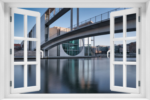 Fototapeta Naklejka Na Ścianę Okno 3D - Blick auf die Brücke im Regierungsviertel in Berlin