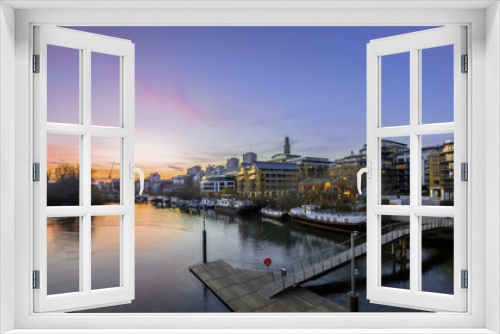 Fototapeta Naklejka Na Ścianę Okno 3D - View from Kew Bridge, London at sunset