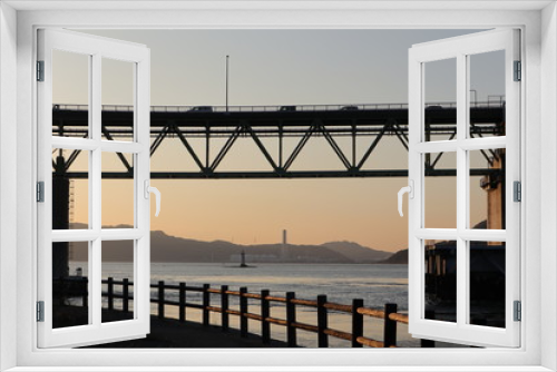 Fototapeta Naklejka Na Ścianę Okno 3D - 夕景の海と橋と、橋を渡る車
