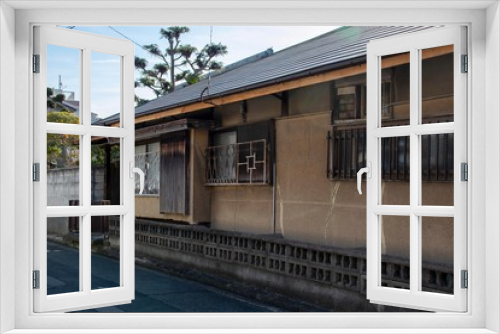 Fototapeta Naklejka Na Ścianę Okno 3D - 日本の老朽化した古い家