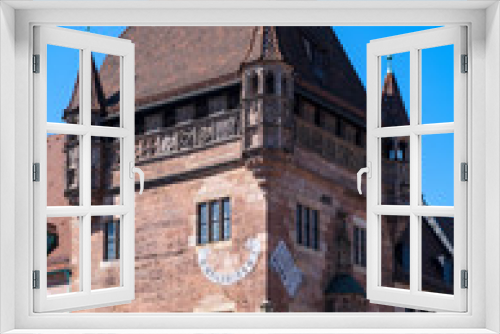 Fototapeta Naklejka Na Ścianę Okno 3D - Historische Gebäude mit Sonnenuhr in der Altstadt von Nürnberg/Deutschland 