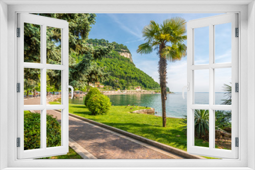 Fototapeta Naklejka Na Ścianę Okno 3D - Beautiful peaceful lake Garda, Italy.