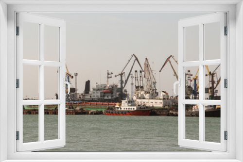 Fototapeta Naklejka Na Ścianę Okno 3D - Cargo port, ships cranes in the sea bay