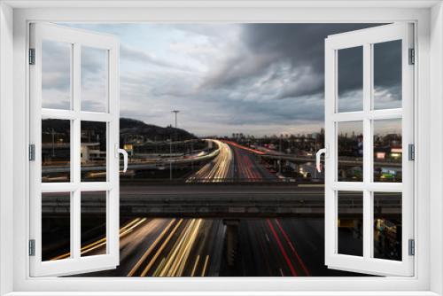 Fototapeta Naklejka Na Ścianę Okno 3D - Traffic in city in twilight