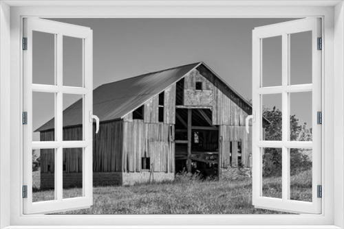 Fototapeta Naklejka Na Ścianę Okno 3D - An aging wooden barn in rural America. 
