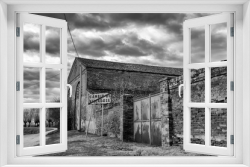 Fototapeta Naklejka Na Ścianę Okno 3D - Bellissima casa rustica ai confini del paese, disabitata e abbandonata. Cielo con nuvole e strada di campagna. 