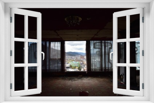 Fototapeta Naklejka Na Ścianę Okno 3D - 日本の美しく荒れた廃墟