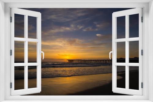 Fototapeta Naklejka Na Ścianę Okno 3D - San Diego Sunset (sun inside pier)