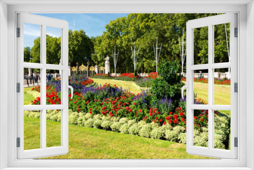 Fototapeta Naklejka Na Ścianę Okno 3D - Flowers in park in London city ( United Kingdom )