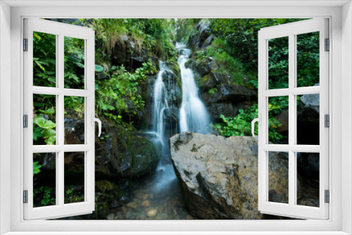 Fototapeta Naklejka Na Ścianę Okno 3D - Scenic waterfall in the green Carpathian mountains