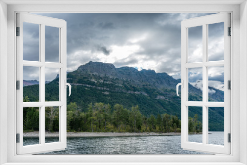 Fototapeta Naklejka Na Ścianę Okno 3D - Waterton Lake in the Mountains