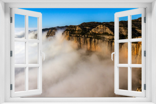 Fototapeta Naklejka Na Ścianę Okno 3D - Nieblas en el acantilado de Montsant