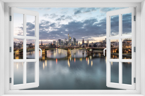 Fototapeta Naklejka Na Ścianę Okno 3D - Sonnenuntergang über Frankfurt Skyline, Spiegelung der Wolken im Wasser
