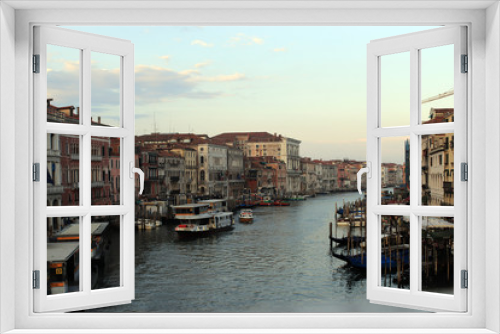 Fototapeta Naklejka Na Ścianę Okno 3D - Vistas desde el Puente Rialto