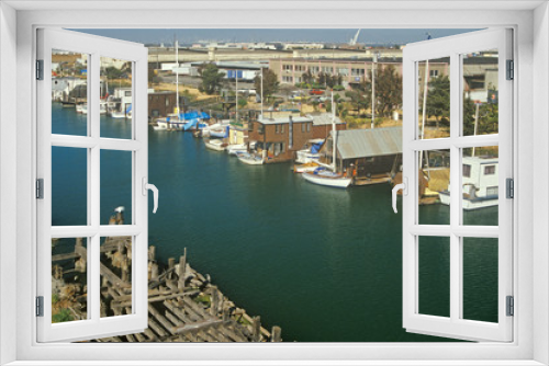 Fototapeta Naklejka Na Ścianę Okno 3D - House boats along the Islais Creek Channel, San Francisco, California