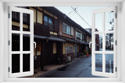 Fototapeta Naklejka Na Ścianę Okno 3D - Rainy streets of Kyoto City, Japan