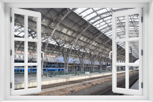 Fototapeta Naklejka Na Ścianę Okno 3D - Platform of Prague Main Station, Czech Republic