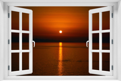 Fototapeta Naklejka Na Ścianę Okno 3D - Beautiful landscapes as the sunset or sunrise at the sea, lakes or a cityscape in the crepuscular golden light.