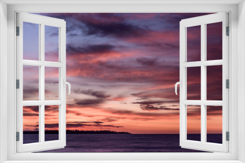 Fototapeta Naklejka Na Ścianę Okno 3D - Sonnenuntergang am Meer mit beeindruckendem Himmel und Wolken