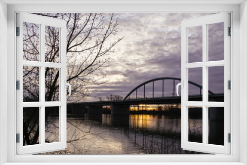 Fototapeta Naklejka Na Ścianę Okno 3D - Donaubrücke in der Dämmerung in Deggendorf, Deutschland 