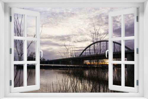 Fototapeta Naklejka Na Ścianę Okno 3D - Donaubrücke in der Dämmerung in Deggendorf, Deutschland 