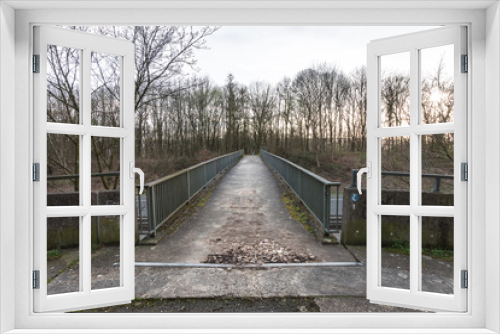Fototapeta Naklejka Na Ścianę Okno 3D - Fußgängerbrücke über Autobahn im Wald