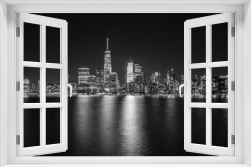 Fototapeta Naklejka Na Ścianę Okno 3D - New York City skyline in black and white with reflections in the water.