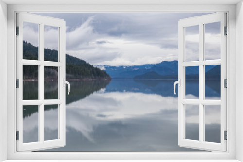 Fototapeta Naklejka Na Ścianę Okno 3D - Cloudy Kachess Lake, Washington