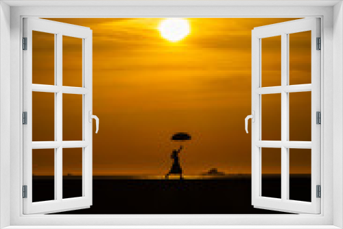 Fototapeta Naklejka Na Ścianę Okno 3D - silhouette of man at sunset
