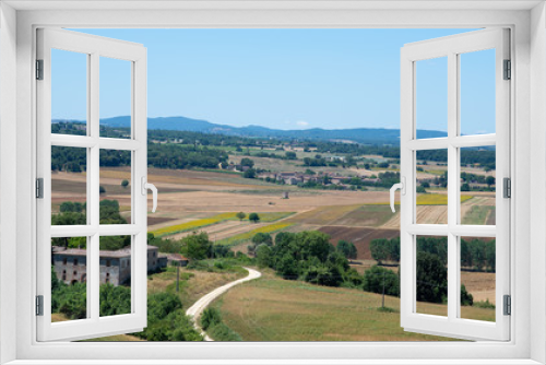 Fototapeta Naklejka Na Ścianę Okno 3D - Paesaggio collinare con coltivazioni colline ed alberi  a Monteriggioni vicino Siena in Toscana, Italia