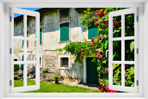 Fototapeta Naklejka Na Ścianę Okno 3D - Typical farm house in the green countryside of the hills of Veneto, Italy.