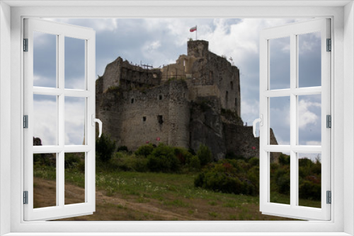 Fototapeta Naklejka Na Ścianę Okno 3D - Ruins of the 14th-century castle in Mirow village, Poland