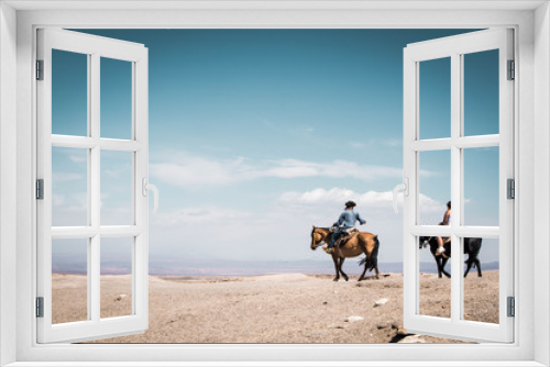 Fototapeta Naklejka Na Ścianę Okno 3D - Paseo a caballo en el desierto de Atacama