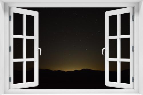 Fototapeta Naklejka Na Ścianę Okno 3D - Cielo nocturno con montañas en alto contraste..