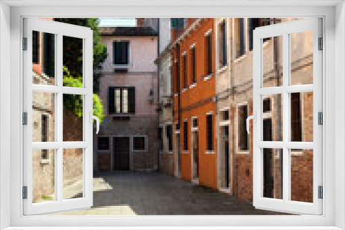 Fototapeta Naklejka Na Ścianę Okno 3D - A small old yard in Venice, Italy