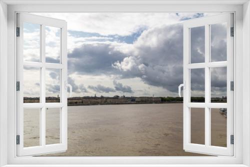 Fototapeta Naklejka Na Ścianę Okno 3D - Panorama sur Bordeaux depuis la Garonne par un temps nuageux