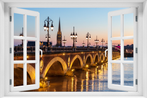 Fototapeta Naklejka Na Ścianę Okno 3D -  Bordeaux, le Pont de Pierre au-dessus de la Garonne, au fond la flèche et la Basilique Saint-Michel de Bordeaux , zone classée au Patrimoine Mondial de l'UNESCO