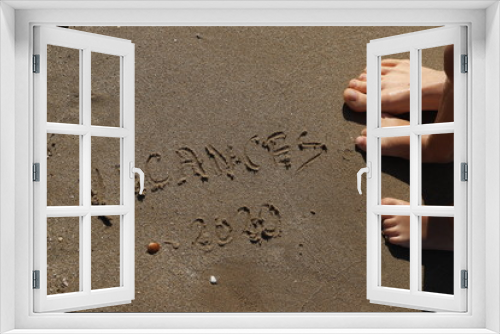 Fototapeta Naklejka Na Ścianę Okno 3D - inscription sur le sable  avec pieds  vacances 2020