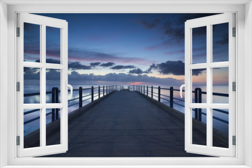 Fototapeta Naklejka Na Ścianę Okno 3D - Morning at the seaside during sunrise and pier