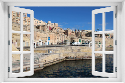 Fototapeta Naklejka Na Ścianę Okno 3D - city of valletta and the mediterranean sea in malta